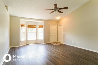 615 NW North Macedo Blvd in Port St. Lucie, FL - Foto de edificio - Building Photo