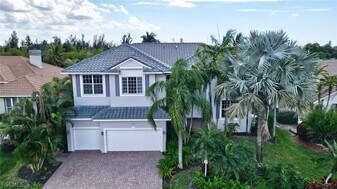 5541 Harborage Dr in Ft. Myers, FL - Building Photo