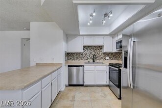 924 Falconhead Ln in Las Vegas, NV - Building Photo - Building Photo