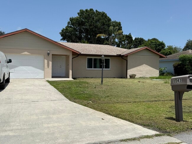 1143 SE Sabina Ln in Port St. Lucie, FL - Building Photo - Building Photo