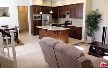 20329 Paseo Los Arcos in Los Angeles, CA - Foto de edificio - Building Photo