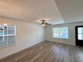 2067 Aster Dr in Jeffersonville, IN - Foto de edificio - Building Photo