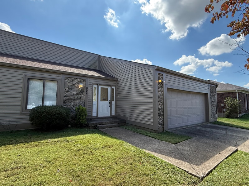 8920 Thelma Ln in Louisville, KY - Building Photo