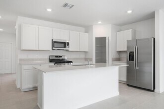 10461 NW Suncrest Lp in Port St. Lucie, FL - Foto de edificio - Building Photo