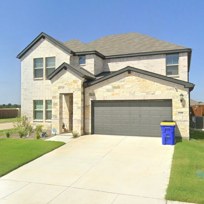 property at 2208 Palomino Ln