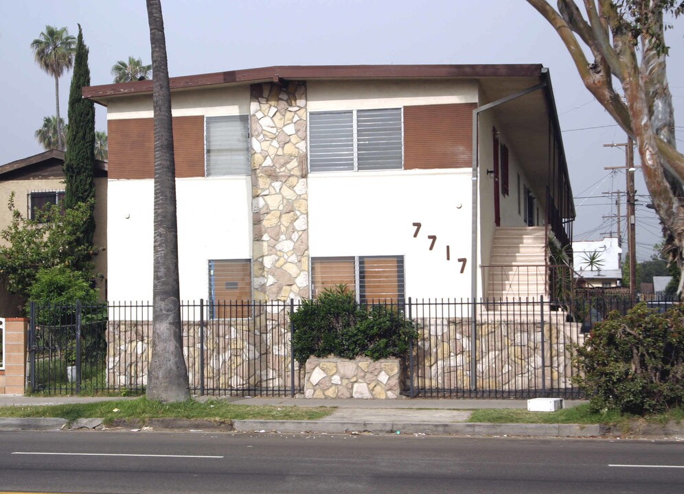 7717 S Main St in Los Angeles, CA - Foto de edificio