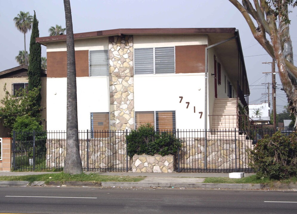 7717 S Main St in Los Angeles, CA - Building Photo