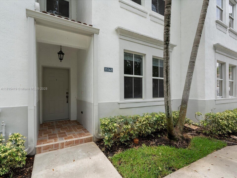 15568 SW 39th St in Miramar, FL - Building Photo