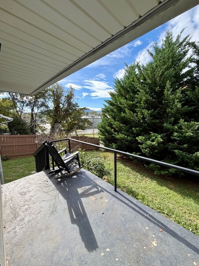 1228 Indian Ridge Rd in Johnson City, TN - Building Photo - Building Photo