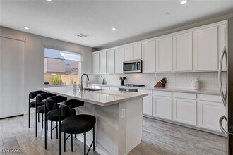 871 Benning St in Henderson, NV - Building Photo - Building Photo