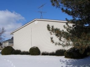 271 N Depot St in Juneau, WI - Foto de edificio - Building Photo