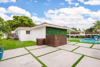 1040 N Royal Poinciana Blvd in Miami Springs, FL - Building Photo - Building Photo