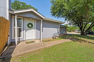 703 Country Aire Dr, Unit A in Round Rock, TX - Foto de edificio - Building Photo