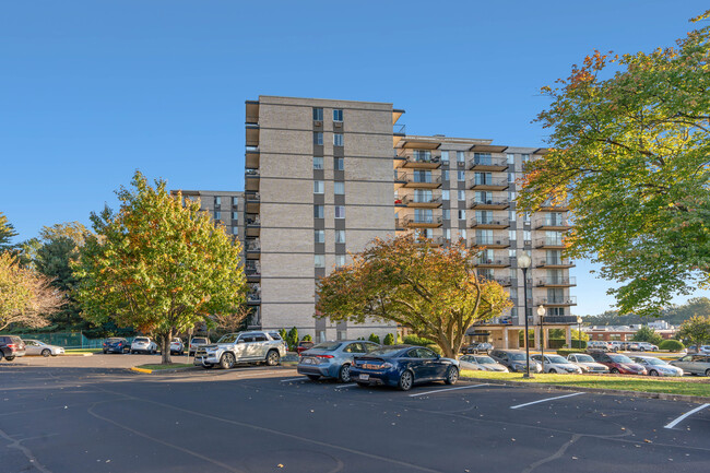 Barcroft Hills Condominium in Falls Church, VA - Building Photo - Building Photo