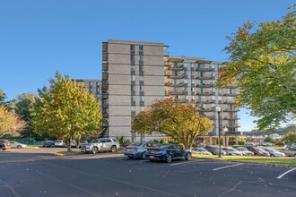 Barcroft Hills Condominium in Falls Church, VA - Building Photo - Building Photo