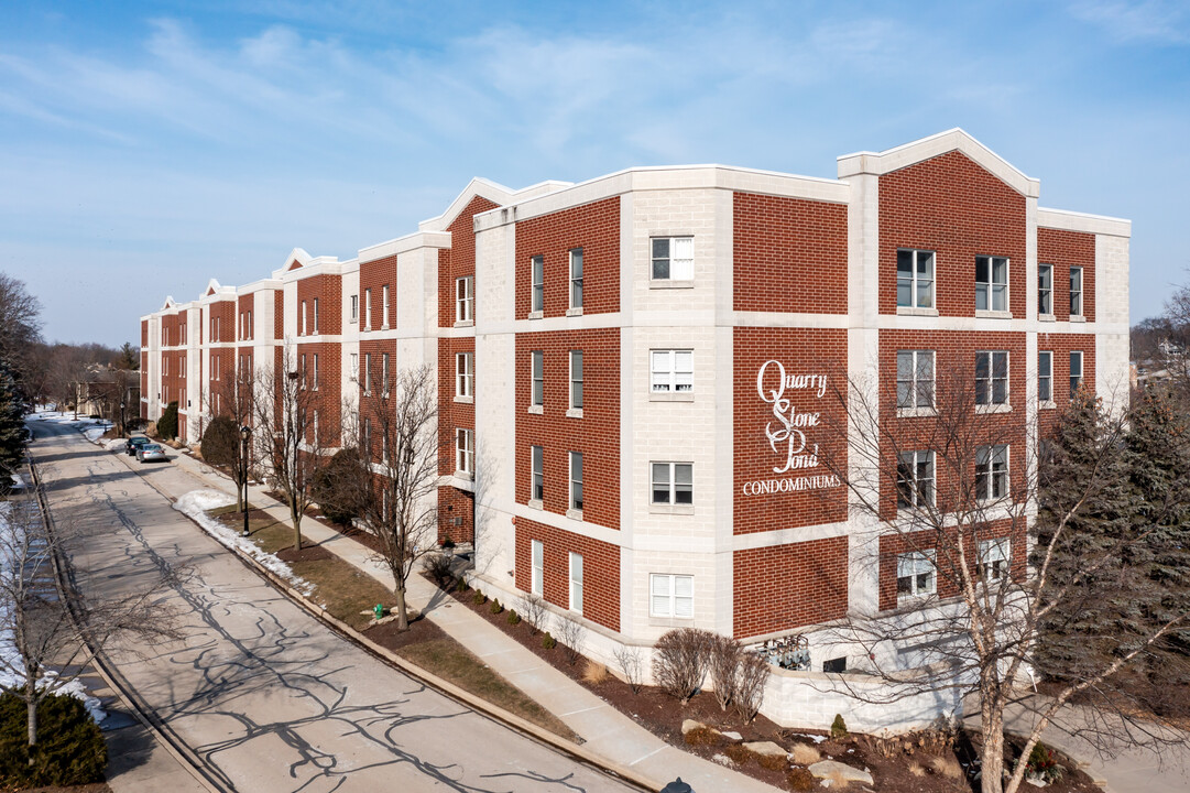 Quarry Stone Pond Condominiums in Batavia, IL - Building Photo