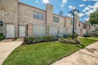 378 Wilcrest Dr in Houston, TX - Foto de edificio - Building Photo