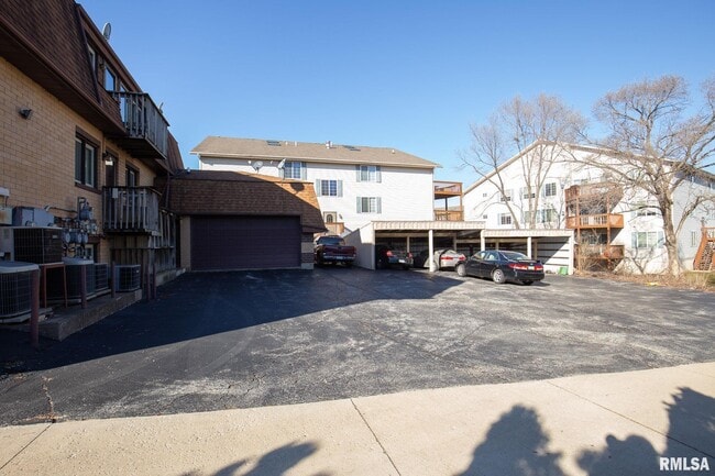 3430 Holiday Ct in Bettendorf, IA - Building Photo - Building Photo