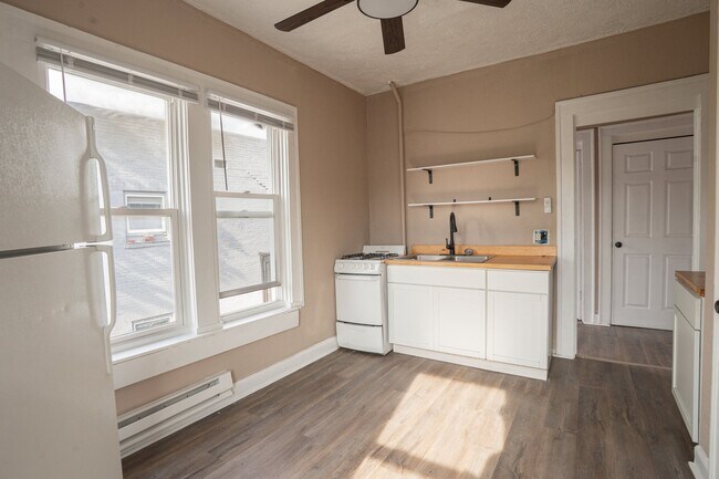 1918 W Washington St, Unit 12 in Indianapolis, IN - Building Photo - Building Photo