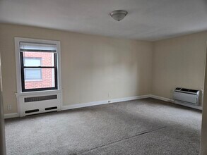 65 Henry Ave-Unit -A in Palisades Park, NJ - Foto de edificio - Building Photo