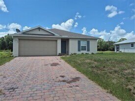 7045 Brazil Cir in La Belle, FL - Building Photo