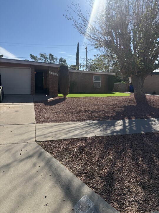 3010 Wedgewood Dr in El Paso, TX - Building Photo