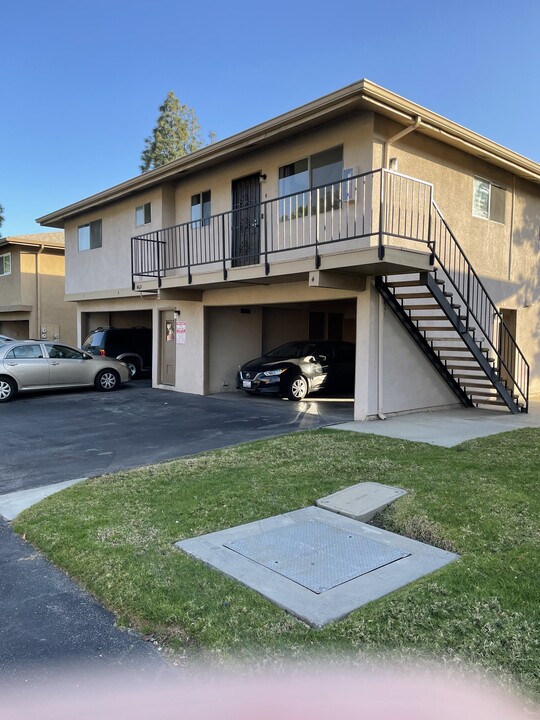 1063 W Calle del Sol, Unit 4 in Azusa, CA - Foto de edificio