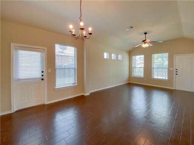 125-131 Creekside Villa Dr in Kyle, TX - Building Photo - Building Photo