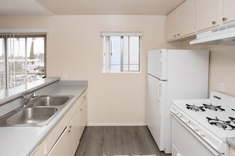 Lido Apartments - 12602 Venice Blvd in Los Angeles, CA - Foto de edificio - Interior Photo