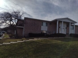 613 Dean Dr, Unit #8 in South Elgin, IL - Building Photo