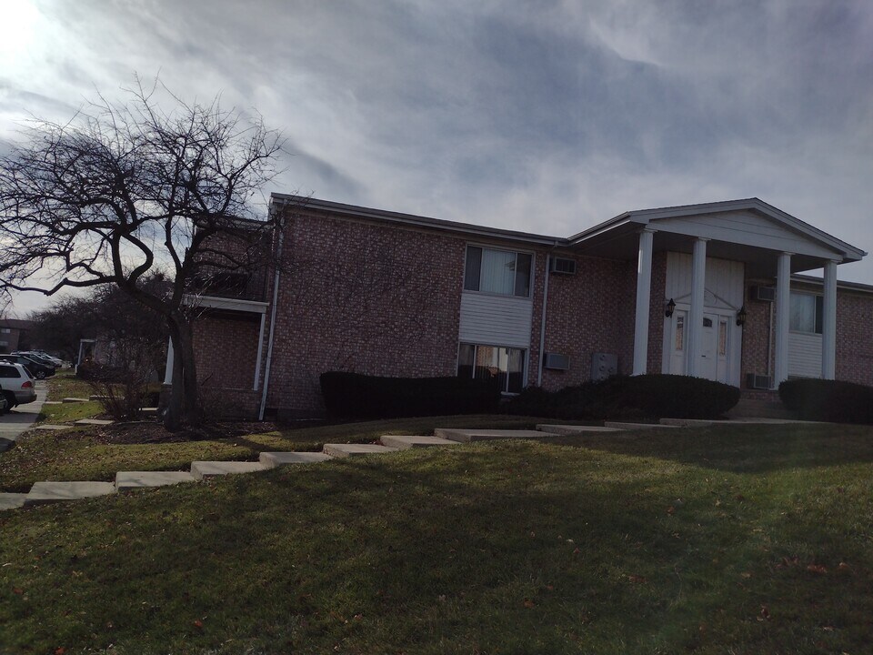 613 Dean Dr, Unit #6 in South Elgin, IL - Foto de edificio