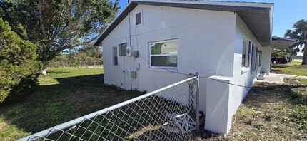 6974 Spinnaker Blvd in Englewood, FL - Foto de edificio - Building Photo