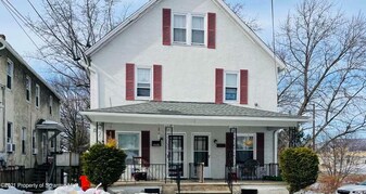 1121 Monroe Ave in Dunmore, PA - Building Photo