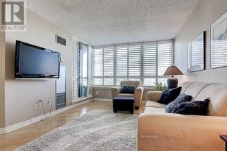 1121 Steeles Ave W in Toronto, ON - Building Photo - Building Photo