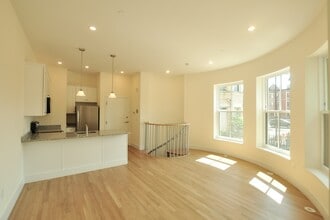 877 Beacon St, Unit 1 in Boston, MA - Building Photo - Building Photo