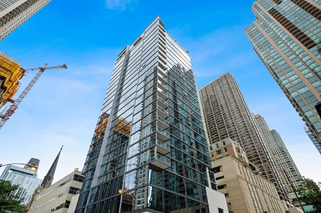 8 E Huron St in Chicago, IL - Building Photo