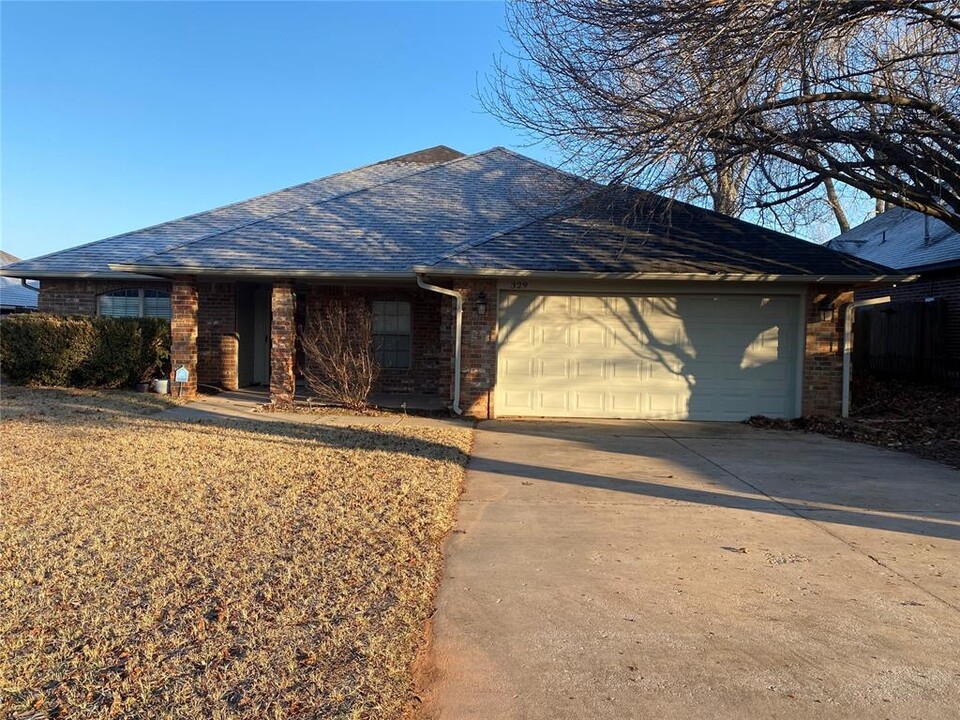 329 E Twelve oaks Terrace in Mustang, OK - Building Photo