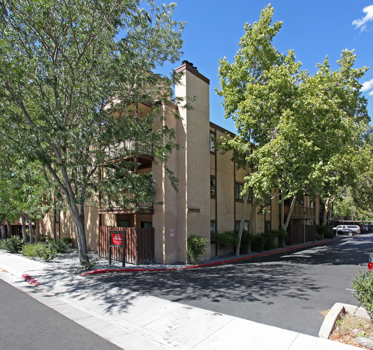 Lakeside Plaza Condominiums in Reno, NV - Building Photo