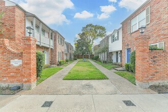 2505 Watertown Mall St in Houston, TX - Building Photo - Building Photo