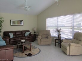 5008 SW 9th Pl in Cape Coral, FL - Foto de edificio - Building Photo