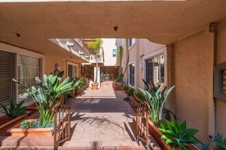 7100 La Tijera Blvd in Los Angeles, CA - Building Photo - Building Photo