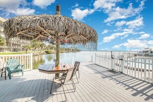 390 W Cocoa Beach Causeway in Cocoa Beach, FL - Building Photo