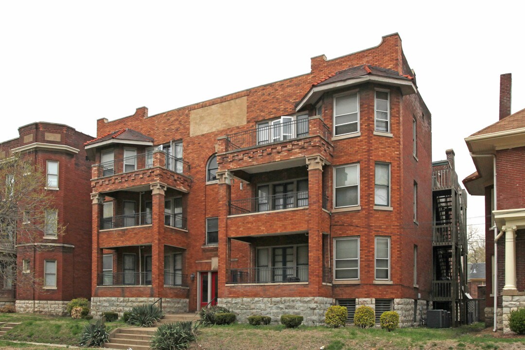 409 Kensington Ct in Louisville, KY - Building Photo