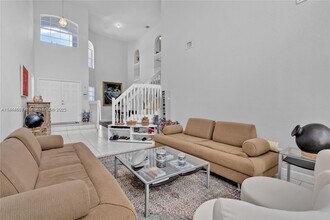 7048 NW 107th Pl in Doral, FL - Building Photo - Building Photo