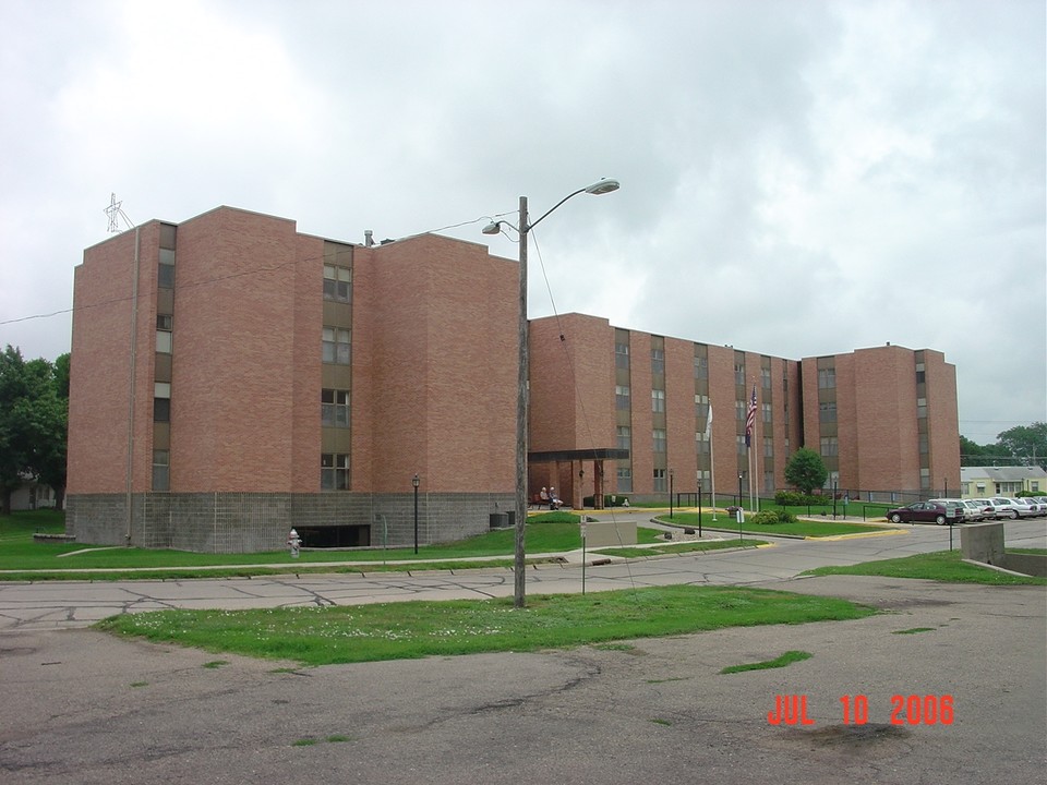 Goldbeck Towers in Hastings, NE - Building Photo