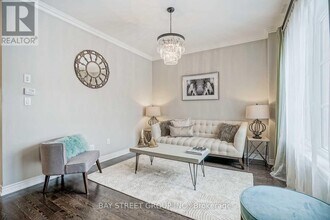 24 Plantain Ln in Richmond Hill, ON - Building Photo - Building Photo