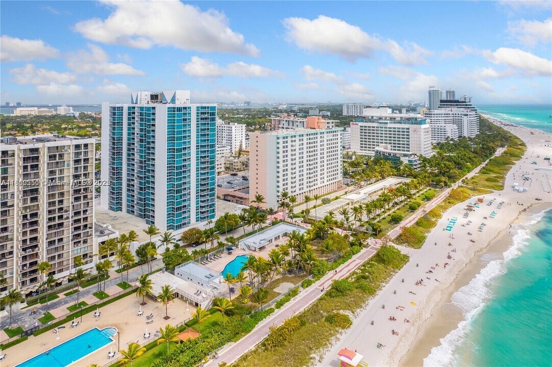 2655 Collins Ave in Miami Beach, FL - Foto de edificio