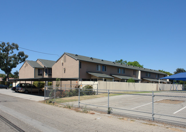 1330-1356 Fremont Way in Oxnard, CA - Foto de edificio - Building Photo