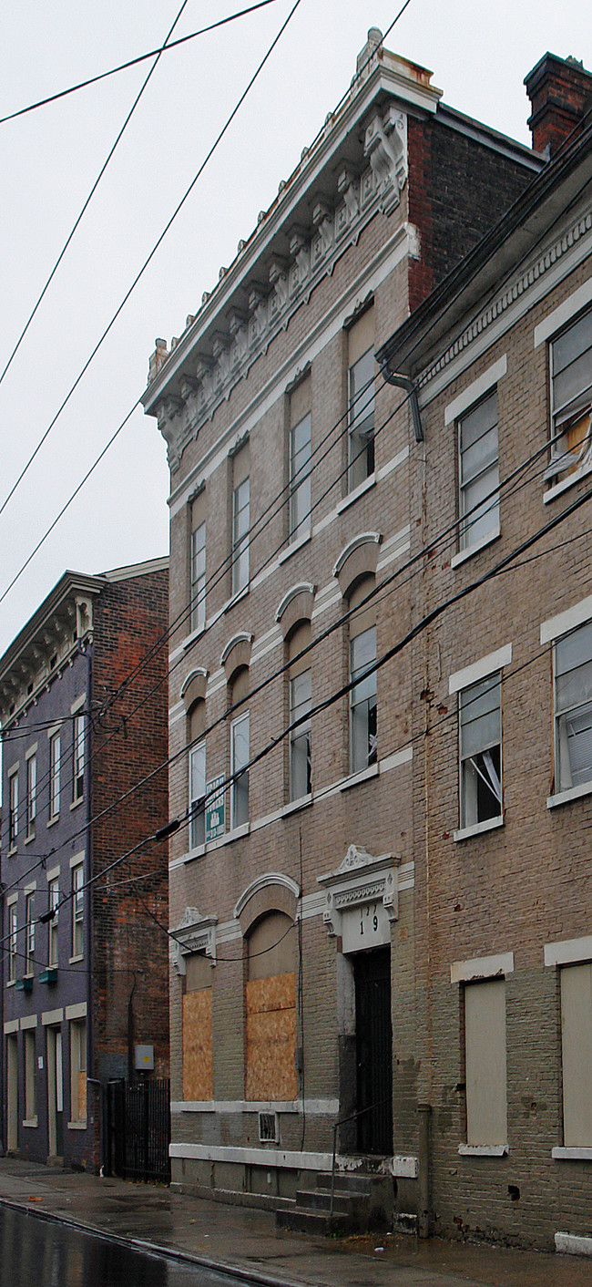 129 E Clifton Ave in Cincinnati, OH - Foto de edificio - Building Photo