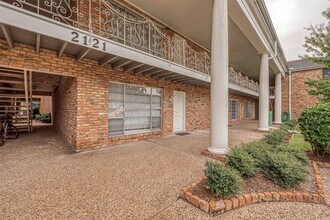 2201 Fountain View Dr in Houston, TX - Building Photo - Building Photo